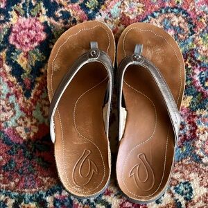 Women's gold OluKai Kumu Sandals size 10. 
Good used condition.